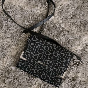 Crossbody Calvin Klein black bag.